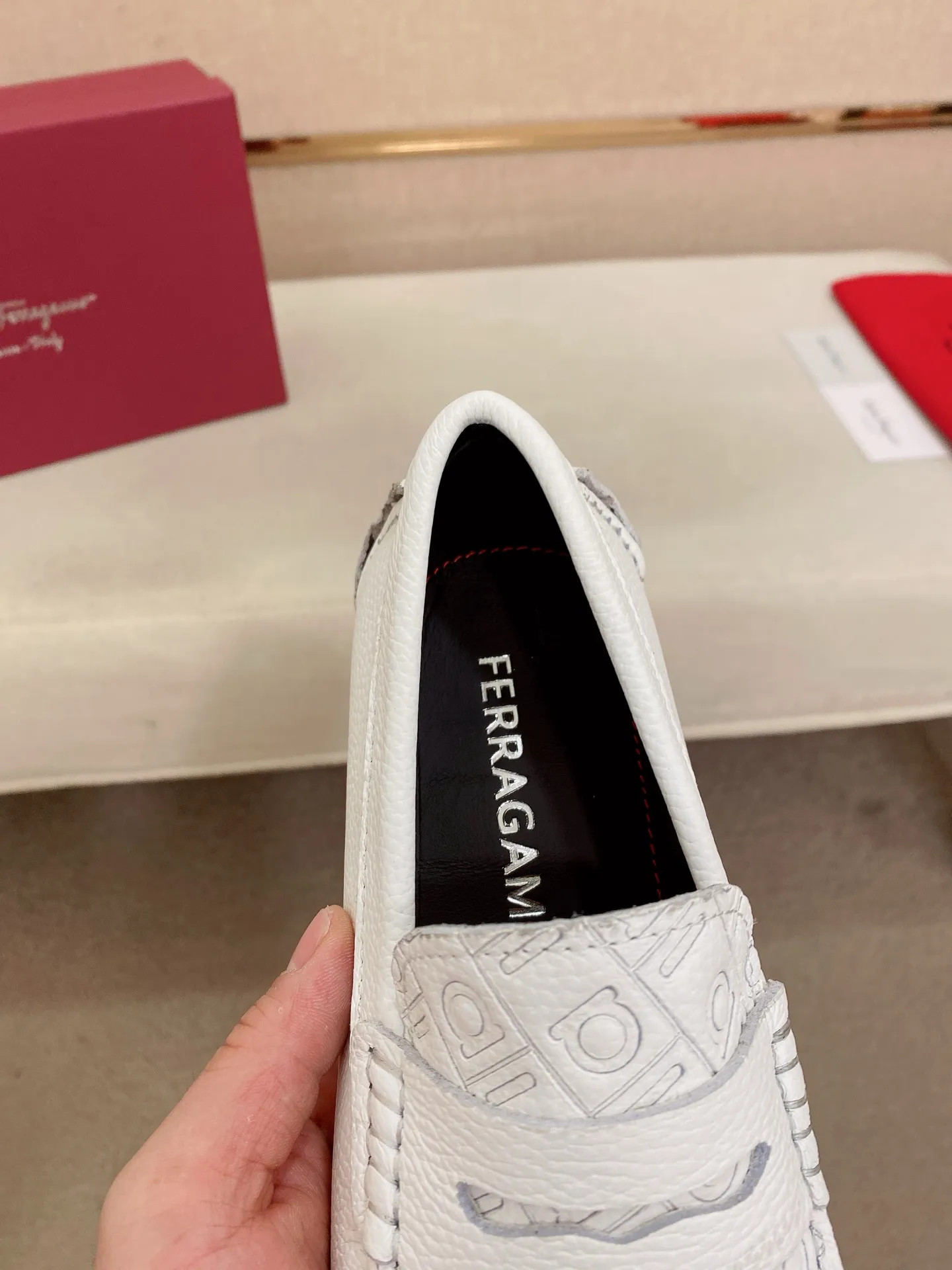 Men's shoes💰: 560💰High-end quality! Ferragamo🆕🆕Exclusive hot-selling products in stock🔥🔥New products on the shelves, high-quality Ferragamo men's pea shoes, high-end casual driving shoes, with complete packaging! 💪 💪 Material: imported first-layer pebbled cowhide 🐂 + imported high-quality water-dyed cowhide lining + wear-resistant outsole 👍🏻👍🏻 Features: high-end and comfortable, purely handmade 🚀 🚀 Create the perfect shoe that suits you best 🔥 🔥 Size: (38-44) 45 standard size can be customized!